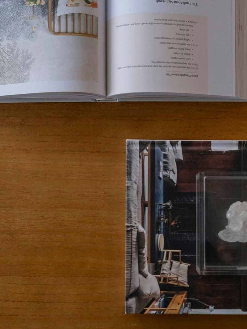 Un livre ouvert posé sur une table en bois